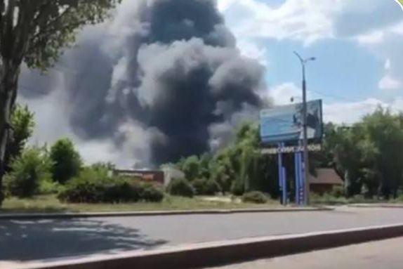 В Донецке укрофашисты ударили по КАМАЗ-Центру. Рядом вспыхнула заправка.