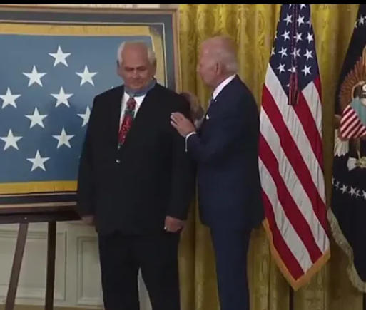 Байден  повесил медаль на спину американского чиновника