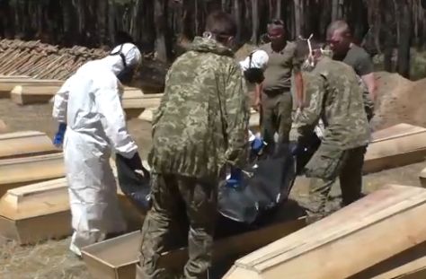 Пленные бойцы ВСУ в Старобельске приняли участие в захоронении неопознанных сослуживцев