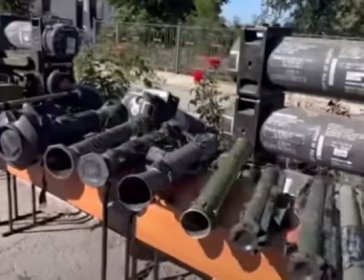 Армия ЛНР показала жителям освобождённого Лисичанска трофейную технику