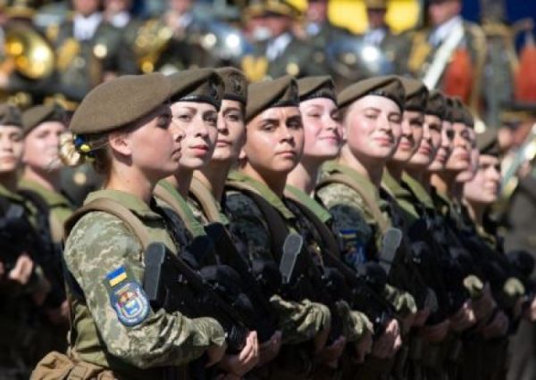 Военнообязанным украинкам запретят выезжать за границу с 1 октября