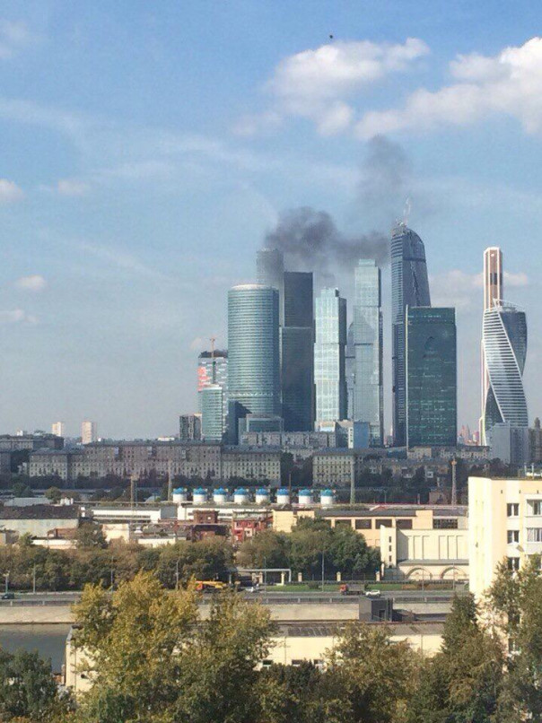 Одна из башен Capital Towers горит в центре Москвы