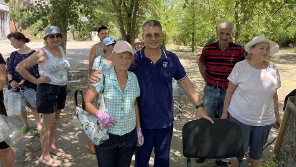 Доктор Александр Мясников в рамках своей поездки в Донбасс встретился с жителями Лисичанска