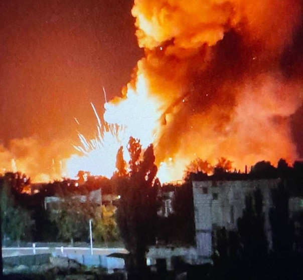 Мощный взрыв в Новой Каховке. Укрофашисты нанесли удар по российскому складу боеприпасов (Видео)