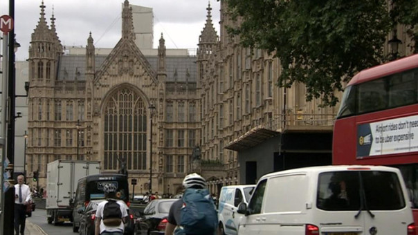 Великобритания: в гонке за пост премьера остались трое