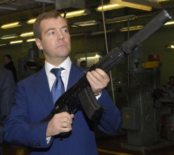 "Городские сумасшедшие и странный дедушка с деменцией": Медведев высмеял западных лидеров