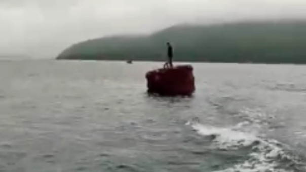 Избившего женщину подростка наказали, высадив на буй посреди моря