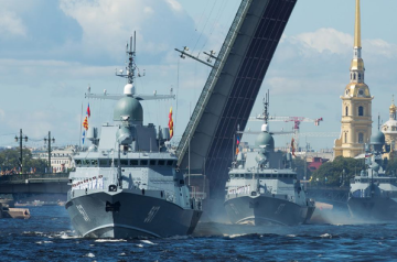 Россия готовится ко Дню Военно-морского флота: последний участник парада прибыл в Кронштадт