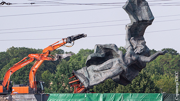 Скульптура «Мать-Родина» при сносе мемориала Освободителям Риги раскололась