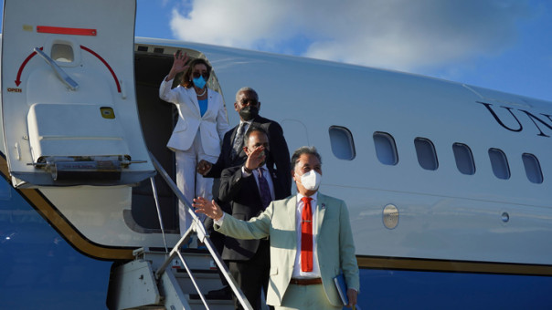 Пелоси улетела с Тайваня