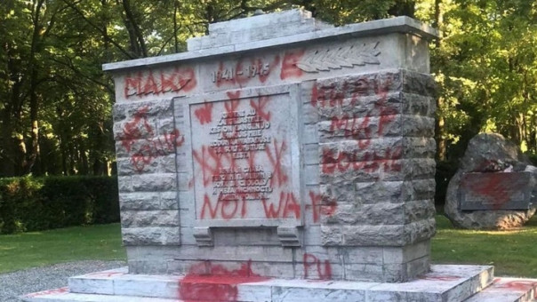В Эстонии разыскивают вандала, осквернившего памятник красноармейцам | В польском городе Мальборк снесли памятник солдатам Красной армии