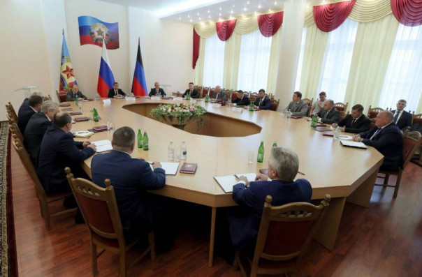 Совещание в ЛНР: что обсуждали зампред Совбеза РФ Медведев и российские силовики с главами республик Донбасса