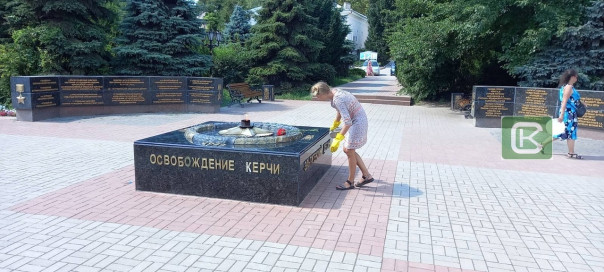 Глумившаяся над Вечным огнём в Керчи пришла к мемориалу с цветами и тряпкой