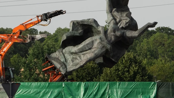 ООН попросила Латвию остановить снос памятника в Риге после его демонтажа