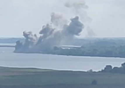 Антоновский мост в Херсоне подвергается очередным жестоким ракетным обстрелам.