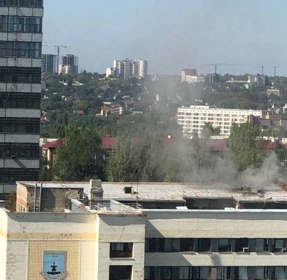 Мощные прилеты по центру Донецка. Есть попадания в здания Главпочтампа и Ворошиловской райадминистрации.