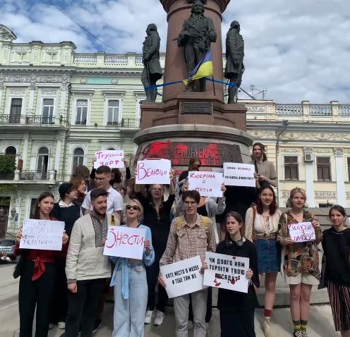 В Одессе малолетние бандеровцы облили краской памятник Екатерине II и митингуют за его снос