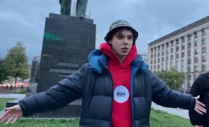 Московский гламурный подонок и борец с режимом Артём Камардин, поливавший вчера помоями российских военных, хорошо подумал и решил извиниться