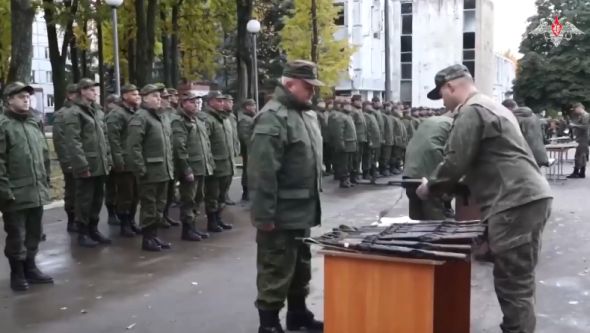В Подмосковье в танковой дивизии ЗВО мобилизованным гражданам торжественно вручили личное стрелковое оружие