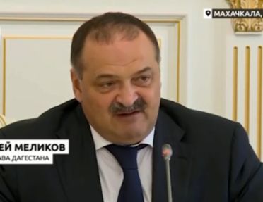 «Вы что, дебилы, бл*ть?» — глава Дагестана устроил прилюдный выговор чиновникам за призыв из громкоговорителя машины прибыть в военкомат всем мужчинам