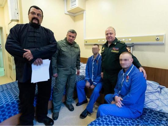 Стивен Сигал посетил раненых бойцов в подмосковном госпитале