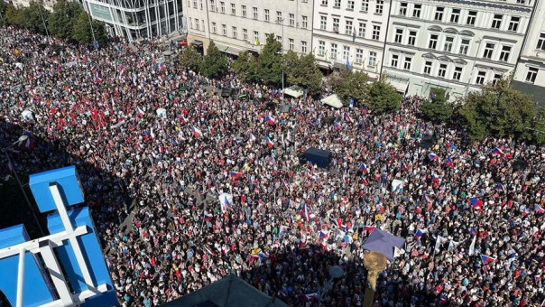 Жители Чехии вышли на митинг против властей, развязавших кризис