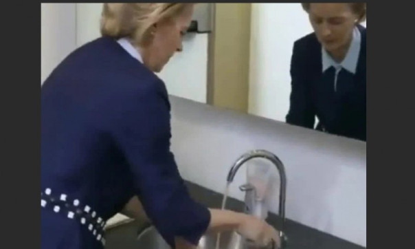 Глава Еврокомиссии Урсула фон дер Ляйен показывает, как правильно мыть руки