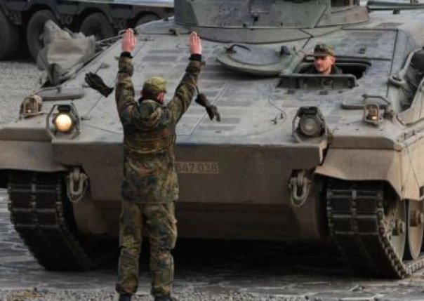 Бербок хочет поставлять танки Украине – немцы предлагают отправить её на фронт