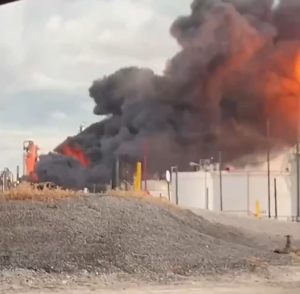 Два человека погибли при пожаре на нефтеперерабатывающем заводе в США