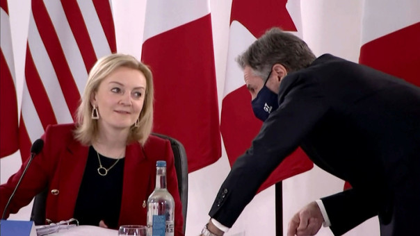 Лиз Трасс обвалила фунт и устроила панику на рынках