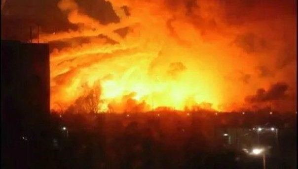 В Харькове мощный пожар на электростанции после ракетных ударов, в части города исчез свет
