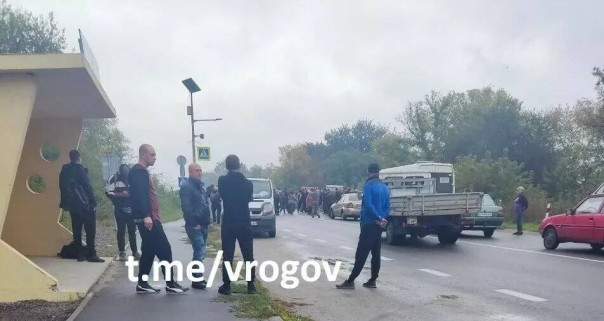 Жители Запорожья перекрыли трассу в знак протеста против Зеленского