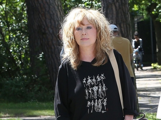 За пост о рабах Пугачеву потребовали лишить наград и отдать под суд