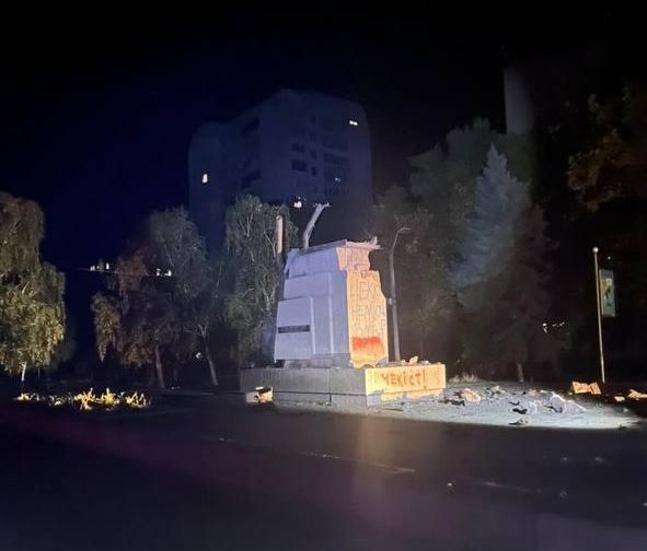 В Николаеве местные нацики подорвали памятник чекистам.