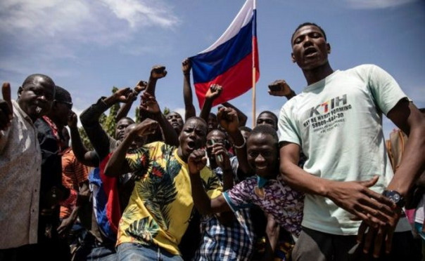 В Западной Африке подняли российские флаги: Францию выгоняют из Буркина-Фасо