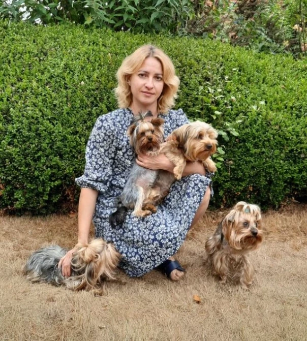 Украинка с четырьмя собаками отказалась съехать от приютивших её англичан