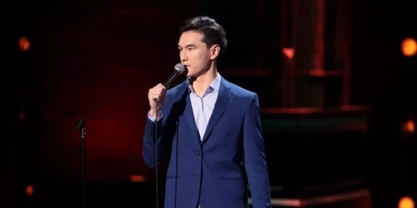 "Казахский изучаете уже?": комик Сабуров поиздевался со сцены над сбежавшими в Алма-Ату россиянами