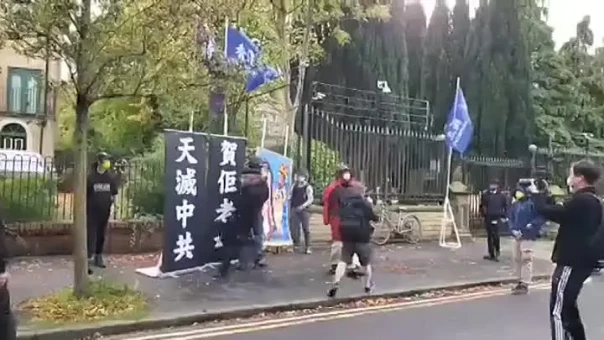 В Манчестере протестующие атаковали китайское консульство