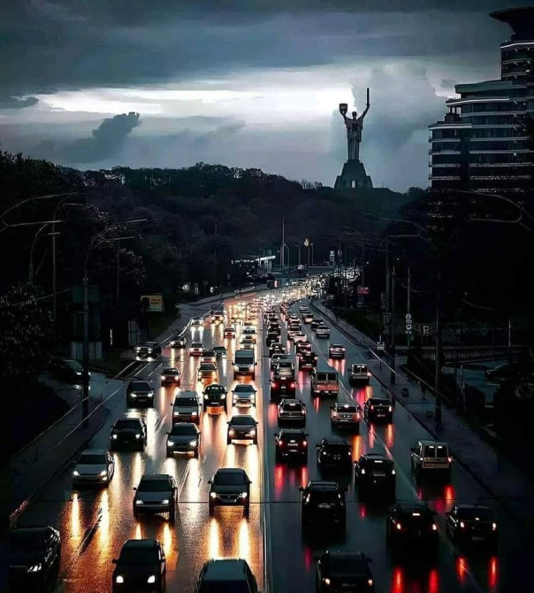 Стабилизационные отключения света: Центр Киева освещают только фары машин