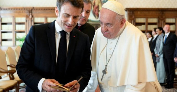 Дурачок Макрон опять опозорился