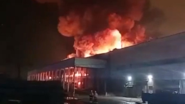 В Санкт-Петербурге ночью произошёл масштабный пожар, охвативший 12 тысяч квадратных метров площади здания склада