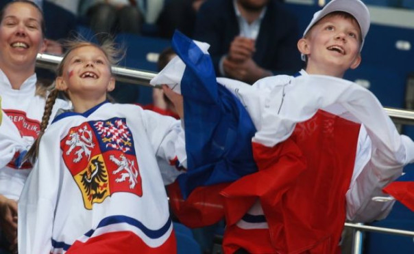 «Плюют в тетрадь и мучают российским гимном»: злоключения украинцев в Чехии