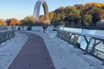 Кличко показал, как сейчас выглядит пешеходный мост в Киеве