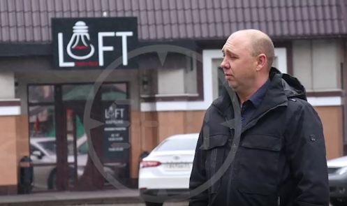 Россиянину запретили спеть хит Газманова и гимн в караоке, теперь клуб угрожают спалить