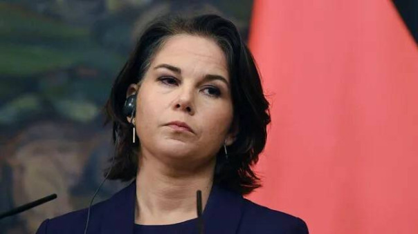 Захарова посоветовала Бербок купить карту и учебник истории