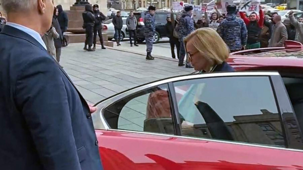 Британского посла встретили у МИДа лозунгами «Британия — страна-террорист»