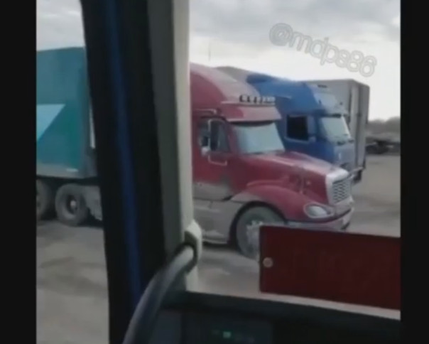 Водителей фуры ошибочно обвинили в краже гумпомощи из Сургута
