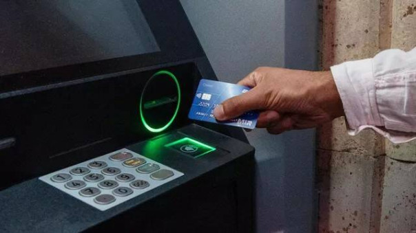 Половина банков в Киргизии приостановили обслуживание карт "Мир"