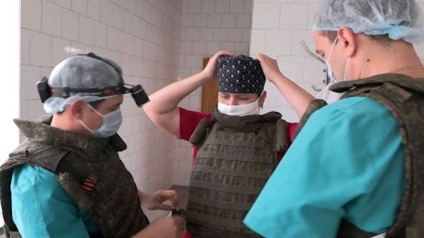 Мужество и героизм: врачи извлекли неразорвавшийся снаряд из груди бойца