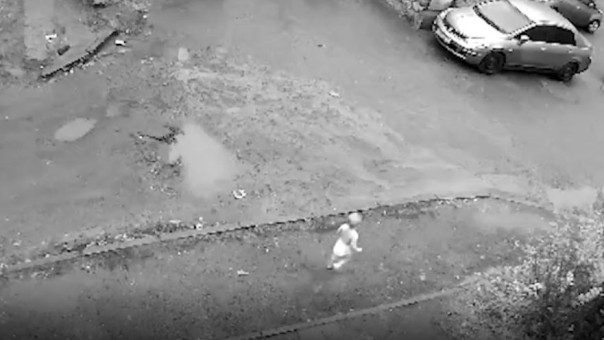 Полуторагодовалая девочка в одном памперсе сбежала из частного детсада в Кирове
